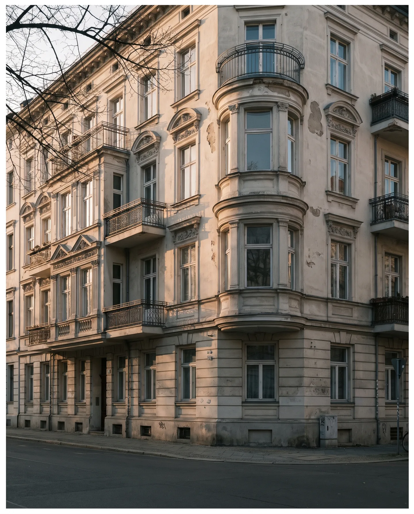 Eckhaus mit Gründerzeitfassade, Stimmungsbild